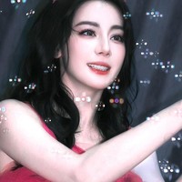 Untuk riasan mata dibuat lebih ringan dengan eyeliner tipis dan bulu mata lentik yang mempertegas sorot matanya. Sementara itu, lipstik bernuansa peach coral memberikan sentuhan feminin yang lembut tanpa terlihat berlebihan. (Foto: dok. Instagram @dilraba_dilmurat_fan)
