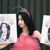 Salah satu aksesori yang paling mencuri perhatian adalah hiasan kepala berbentuk buah berwarna pink dengan detail tangkai hijau. Meski sederhana, aksesori tersebut menjadi elemen unik yang memperkuat tema playful dan membuat keseluruhan penampilannya terasa lebih fresh. (Foto: dok. Instagram @dilraba_dilmurat_fan)