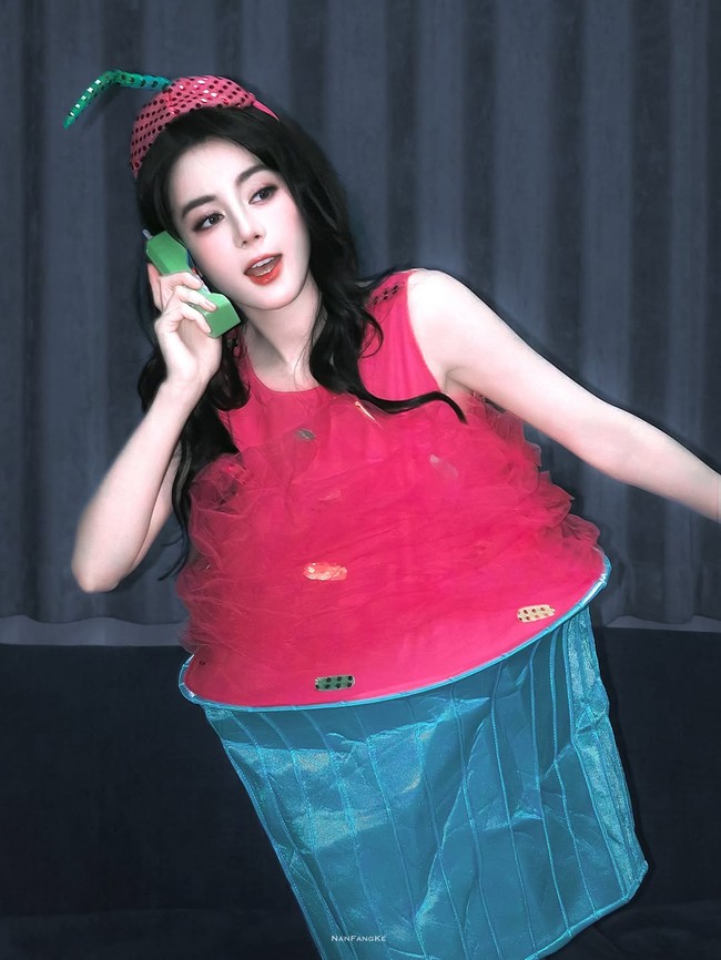 Dalam salah satu foto, Dilraba mengenakan busana berbentuk cupcake dengan perpaduan warna pink dan biru pastel yang cerah. Desain outfit tersebut menghadirkan kesan playful dan youthful. (Foto: dok. Instagram @dilraba_dilmurat_fan)