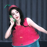 Dalam salah satu foto, Dilraba mengenakan busana berbentuk cupcake dengan perpaduan warna pink dan biru pastel yang cerah. Desain outfit tersebut menghadirkan kesan playful dan youthful. (Foto: dok. Instagram @dilraba_dilmurat_fan)
