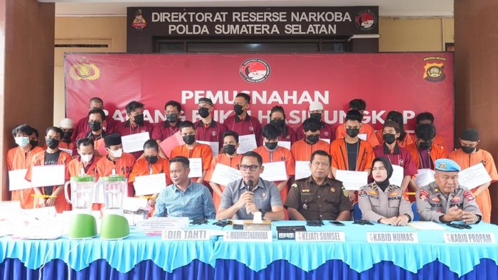 Direktorat Reserse Narkoba Polda Sumsel melakukan pemusnahan narkoba hasil pengungkapan 25 kasus di wilayah Sumatera Selatan. (Dok istimewa).