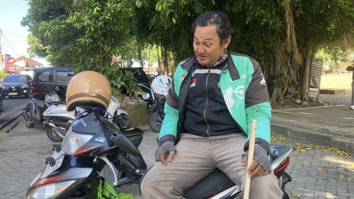 Driver ojol tengah menerima orderan di area Alun-alun Ida Dewa Agung Jambe, Klungkung, Bali, Rabu (10/6/2026). (Fatih Kudus Jaelani/detikBali)