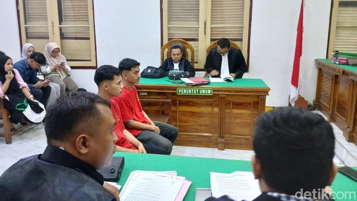 Foto : Dua pria saat di persidangan Cakra 6 Pengadilan Negeri Medan, Selasa (9/6/2026) malam
(Juita Sinuhaji/detikSumut)