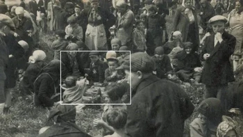Seorang anak memberikan bunga kepada anak lainnya di Auschwitz sambil duduk di sebuah pepohonan kecil dekat kamar gas nomor empat. Mei 1944. Foto: historicflix