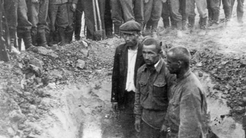Tiga tawanan perang Soviet berdiri di kuburan mereka sendiri beberapa saat sebelum dieksekusi oleh pasukan Wehrmacht Jerman. Front Timur, 1942. Foto: historicflix