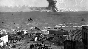 Sebuah pesawat pengebom Jerman menyerang kapal Amerika Robert Rowan di lepas pantai Gela, Sisilia, menyebabkan kapal tersebut meledak, 11 Juli 1943. Foto: Histroricflix