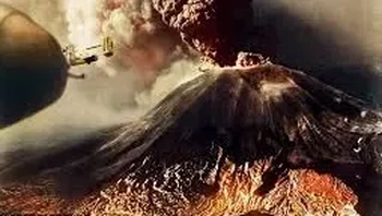 Pesawat B-25 terlihat terbang melewati Gunung Vesuvius di Italia saat lava dan abu menyembur dari puncak gunung berapi. Letusan tersebut menewaskan 57 orang dan menghancurkan desa San Sebastiano dan San Giorg pada Maret 1944 ketika pasukan Sekutu sedang berjuang untuk supremasi di langit. Foto: Histroricflix