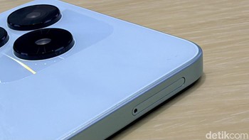 Salah satu daya tarik terbesar Honor X5c Plus ada pada baterainya. HP ini dibekali baterai berkapasitas 5.260 mAh yang diklaim mampu menunjang penggunaan intensif sepanjang hari, baik untuk bekerja, belajar, membuka media sosial, maupun menikmati hiburan. Foto: Adi FR/detikINET