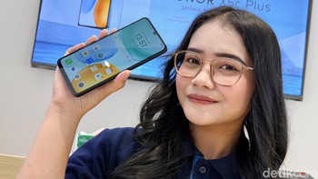 Honor X5c Plus mengusung layar 6,74 inch dengan resolusi 720 x 1600 piksel, refresh rate 90Hz, tingkat kecerahan puncak 450 nits, dan dukungan 16,7 juta warna. Layar ini dirancang untuk memberi pengalaman visual yang nyaman saat digunakan untuk menonton video, bermain media sosial, membaca, atau membuka aplikasi sehari-hari. Foto: Adi FR/detikINET