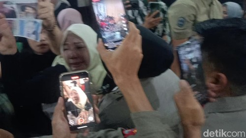 Makkiyati, ibu terdakwa Radiet Adiansyah histeris mendengar vonis 6 tahun majelis hakim PN Mataram, Rabu (10/6/2026). (Foto : Abdurrasyid Efendi/detikBali).
