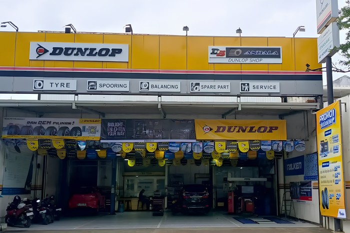 Ilustrasi toko ban mobil Dunlop.