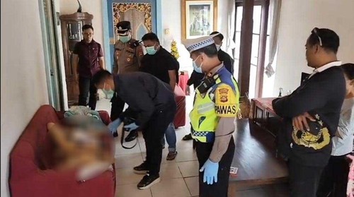 Jasad PHB tergeletak di sofa saat ditemukan tewas di vila Ponderosa, Tegallantang, Kecamatan Ubud, Gianyar, Rabu (10/6/2026). (Foto: Dok Polsek Ubud)