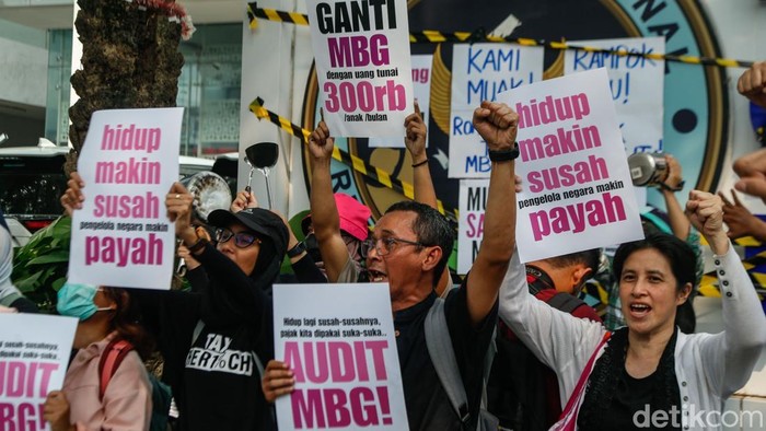 Sejumlah massa yang menamakan diri MBG Watch menggelar demonstrasi di depan kantor Badan Gizi Nasional (BGN), Rabu (10/6/2026).