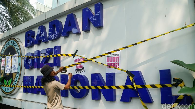 Sejumlah massa nan menamakan diri MBG Watch menggelar demonstrasi di depan instansi Badan Gizi Nasional (BGN), Rabu (10/6/2026).