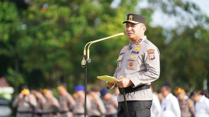 Kapolda Riau Irjen Pol Herry Heryawan memimpin upacara kenaikan pangkat di Mapolda Riau, Kota Pekanbaru, Rabu (10/6/2026).