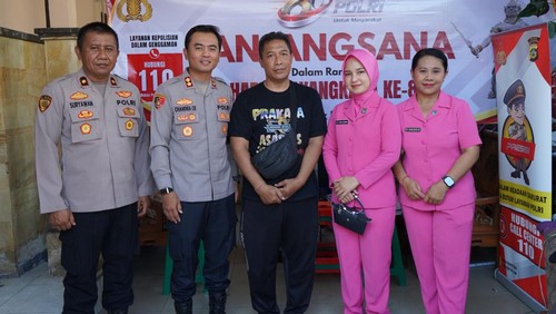 Kapolres Gianyar AKBP Chandra Kesuma menyerahkan santunan ke anggota Polres gianyar yang tertimpa musibah, Rabu (10/6/2026). (Foto: Dok. Polres Gianyar)