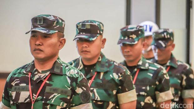 Hakim membacakan putusan terhadap empat terdakwa kasus penyiraman air keras terhadap aktivis KontraS Andrie Yunus di Pengadilan Militer II-08 Jakarta, Rabu (10/6/2026). Majelis hakim menyatakan para terdakwa terbukti bersalah melakukan tindak pidana sebagaimana dakwaan subsider.