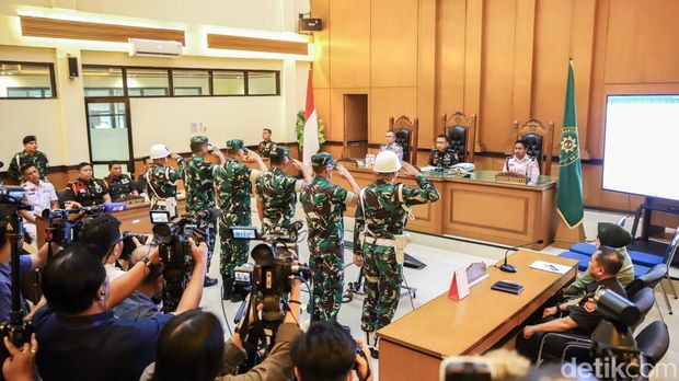 Hakim membacakan putusan terhadap empat terdakwa kasus penyiraman air keras terhadap aktivis KontraS Andrie Yunus di Pengadilan Militer II-08 Jakarta, Rabu (10/6/2026). Majelis hakim menyatakan para terdakwa terbukti bersalah melakukan tindak pidana sebagaimana dakwaan subsider.