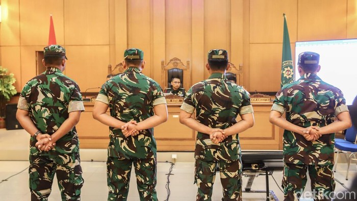 Hakim membacakan putusan terhadap empat terdakwa kasus penyiraman air keras terhadap aktivis KontraS Andrie Yunus di Pengadilan Militer II-08 Jakarta, Rabu (10/6/2026). Majelis hakim menyatakan para terdakwa terbukti bersalah melakukan tindak pidana 
