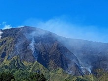 Bukit Sempana Sembalun Terbakar Hebat, Pendaki Dievakuasi-Pendakian Ditutup
