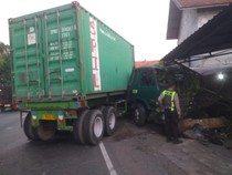 Tabrakan Beruntun 5 Kendaraan Tewaskan 2 Pemotor di Balongbendo Sidoarjo