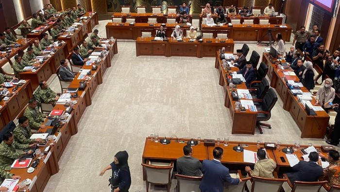 Komisi I DPR menggelar rapat kerja (raker) dengan Menteri Pertahanan (Menhan) Sjafrie Sjamsoeddin hingga Panglima TNI Agus Subiyanto, Rabu (10/6/2026).