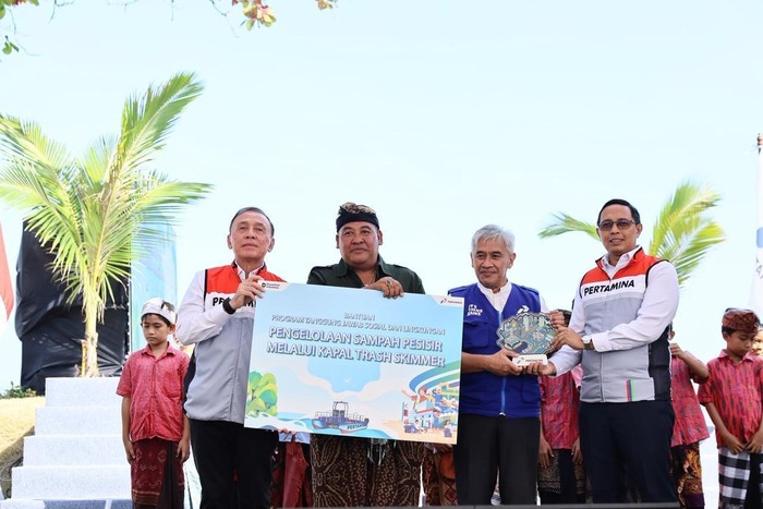 Komut Pertamina Resmikan Kapal Pintar Pembersih Sampah Laut di Bali
