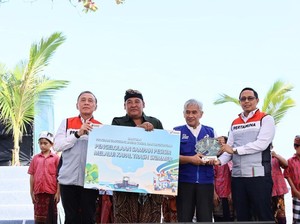 Komut Pertamina Resmikan Kapal Pintar Pembersih Sampah Laut di Bali