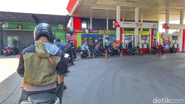 Kondisi pom bensin di Jalan Raya Dayeuhkolot, Kecamatan Baleendah, Kabupaten Bandung, Rabu (10/6/2026).