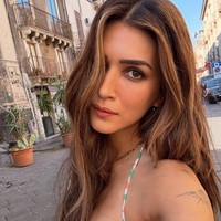 3. Kriti Sanon dari Bollywood memadukan keanggunan dengan kemampuan akting yang kuat. Kriti dikenal melalui film-film hits seperti Dilwale, Bareilly Ki Barfi, dan Mimi, di mana wanita 35 tahun itu mendapatkan pujian atas penampilannya yang memukau. Foto: Instagram