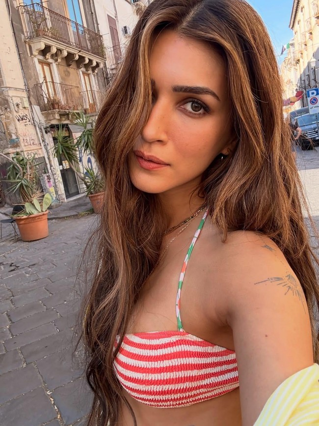 3. Kriti Sanon dari Bollywood memadukan keanggunan dengan kemampuan akting yang kuat. Kriti dikenal melalui film-film hits seperti Dilwale, Bareilly Ki Barfi, dan Mimi, di mana wanita 35 tahun itu mendapatkan pujian atas penampilannya yang memukau. Foto: Instagram