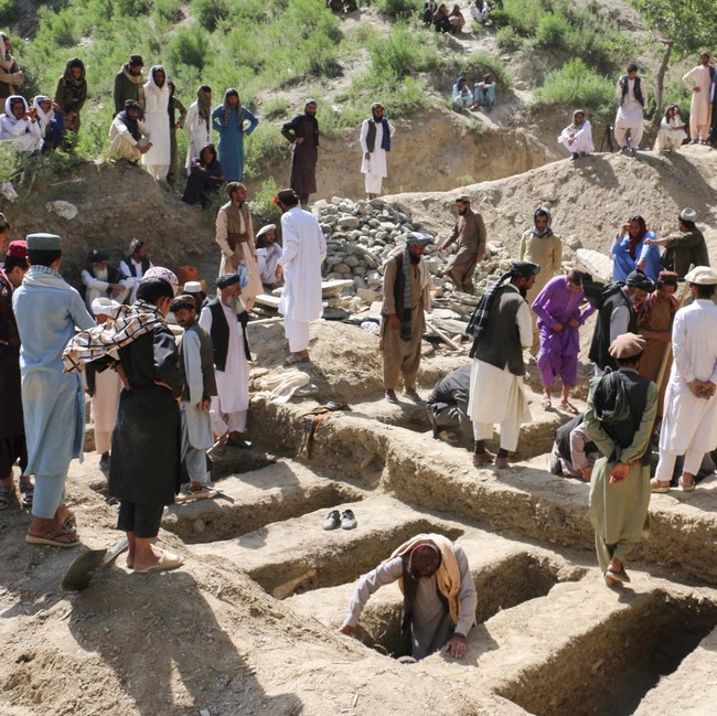 Kuburan Massal Digali, Korban Serangan Udara di Afghanistan Dimakamkan