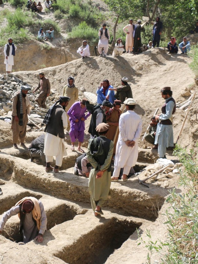 Kuburan Massal Digali, Korban Serangan Udara di Afghanistan Dimakamkan