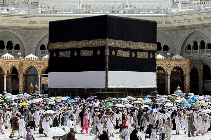 Jamaah haji dari berbagai negara melaksanakan Tawaf Wada mengelilingi Kabah, Masjidil Haram, Makkah, Arab Saudi, Selasa (9/6/2026). Pelaksanaan tawaf perpisahan tersebut menjadi penutup seluruh rangkaian ibadah haji sebelum para jamaah meninggalkan Makkah menuju ke negara asal. ANTARA FOTO/Citro Atmoko/sgd/nym.