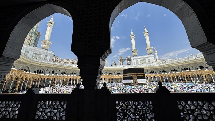 Jamaah haji dari berbagai negara melaksanakan Tawaf Wada mengelilingi Kabah, Masjidil Haram, Makkah, Arab Saudi, Selasa (9/6/2026). Pelaksanaan tawaf perpisahan tersebut menjadi penutup seluruh rangkaian ibadah haji sebelum para jamaah meninggalkan Makkah menuju ke negara asal. ANTARA FOTO/Citro Atmoko/sgd/nym.