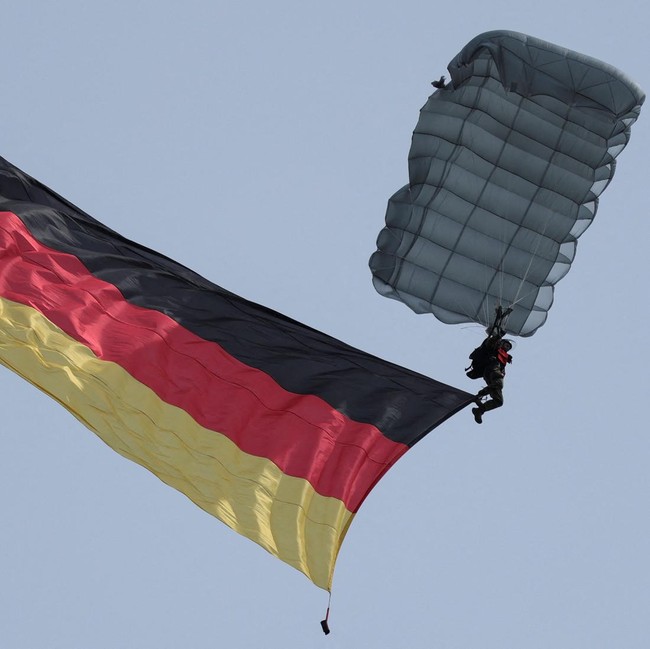 Langit Berlin Jadi Panggung Aksi, Prajurit Jerman Terjun Bebas di ILA 2026
