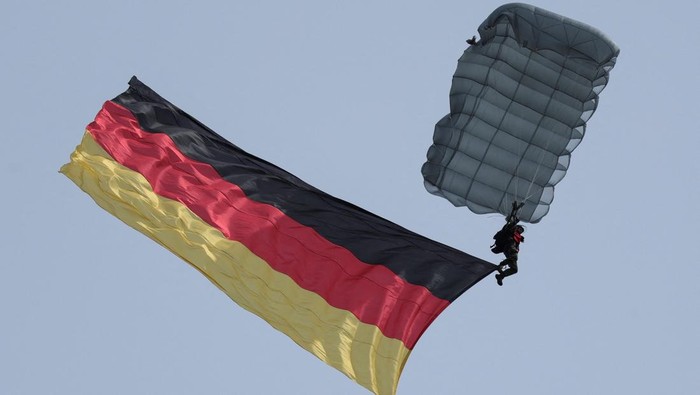 Langit Berlin menjadi pusat perhatian saat para anggota Angkatan Bersenjata Jerman menampilkan aksi terjun payung spektakuler dalam pembukaan Pameran Dirgantara Internasional ILA 2026 di Bandara Schoenefeld, Jerman, Rabu (10/6/2026). Atraksi yang berlangsung di hadapan para pengunjung itu menyuguhkan demonstrasi kemampuan militer yang memadukan ketepatan, keberanian, dan profesionalisme. REUTERS/Fabrizio Bensch
