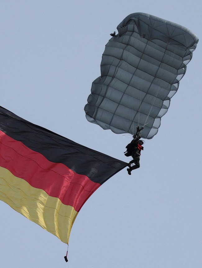 Langit Berlin Jadi Panggung Aksi, Prajurit Jerman Terjun Bebas di ILA 2026