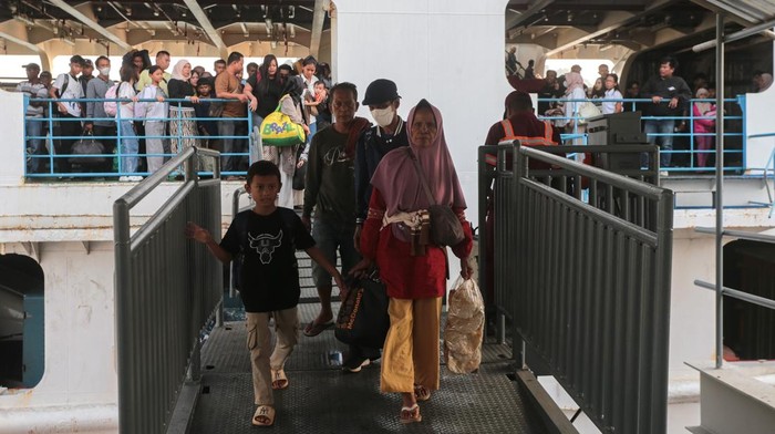 Sejumlah penumpang berjalan keluar dari kapal setibanya di Pelabuhan Merak, Kota Cilegon, Banten, Rabu (10/6/2026). T ASDP Indonesia Ferry (Persero) memberikan diskon tarif jasa pelabuhan hingga 100 persen untuk layanan bagi penumpang pejalan kaki serta kendaraan Golongan II dan Golongan IVA yang akan menurunkan harga sekitar 21,9 persen dari total tarif tiket penyeberangan di sejumlah lintasan penyeberangan strategis selama libur sekolah 2026 guna mendukung mobilitas masyarakat dan program stimulus pemerintah. ANTARA FOTO/Angga Budhiyanto