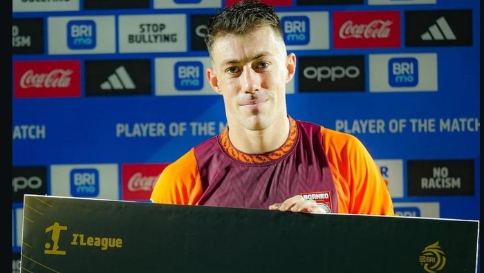 Mariano Peralta saat menerima penghargaan Best Player musim 2025/2026.