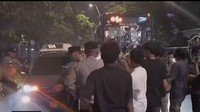 Massa Gelar Demo di Cikini Malam-malam Tolak Kenaikan BBM