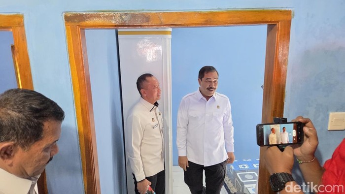 Menteri Imigrasi dan Pemasyarakatan (Imipas) Agus Andrianto mengecek langsung bantuan sosial (bansos) bedah rumah di kawasan Warungkiara, Sukabumi, Jawa Barat. (Taufiq/detikcom).