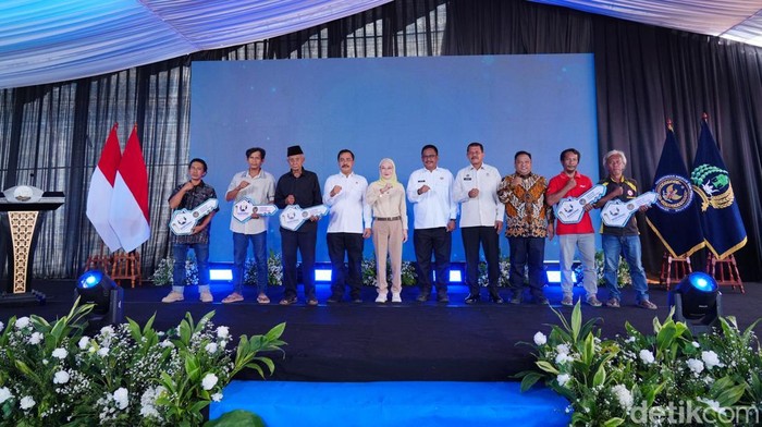Menteri Imigrasi dan Pemasyarakatan (Imipas) Agus Andrianto menyerahkan bantuan sosial (bansos) berupa bedah rumah di Warungkiara, Sukabumi, Jawa Barat. (Taufiq/detikcom)