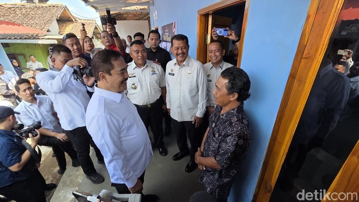 Menteri Imipas Agus Andrianto saat meninjau warga Warungkiara, Sukabumi, yang menerima bansos bedah rumah dari Kementerian Imipas. (Taufiq/detikcom)