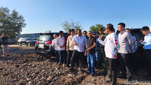 Menteri Lingkungan Hidup Mohammad Jumhur Hidayat bersama Gubernur Bali Wayan Koster meninjau lokasi PSEL di Denpasar, Rabu (10/6/2026).