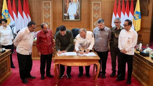 Menteri Lingkungan Hidup Moh Jumhur Hidayat dan Gubernur Bali Wayan Koster menyaksikan penandatanganan MoU antara Pemkot Denpasar dengan PT Pelindo Regional 3, Rabu (10/6/2026). (Foto: Dok.Pemkot Denpasar)