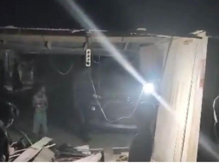 Mobil avanza terbalik setelah menabrak warung. (dok Istimewa)