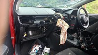 Bagian dashboard berantakan. Barang-barang yang hilang antara lain ban, sarung stang, tape recorder, aki, serta spion kanan dan kiri.