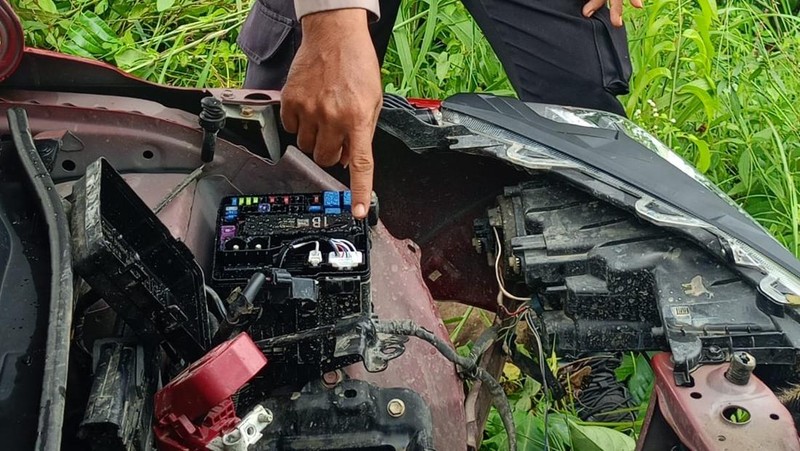 Polisi memeriksa mobil yang terlibat kecelakaan di Sintang yang dijarah.