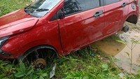 Tampak mobil tak ada bannya usai dijarah. Selain itu, kaca pintu depan sebelah kanan dan kiri juga ditemukan dalam kondisi pecah.